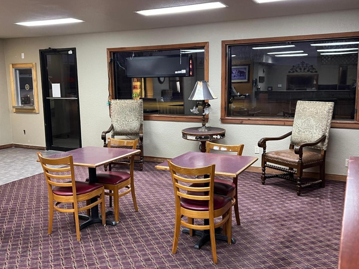 Cattle Country Hotel 2*