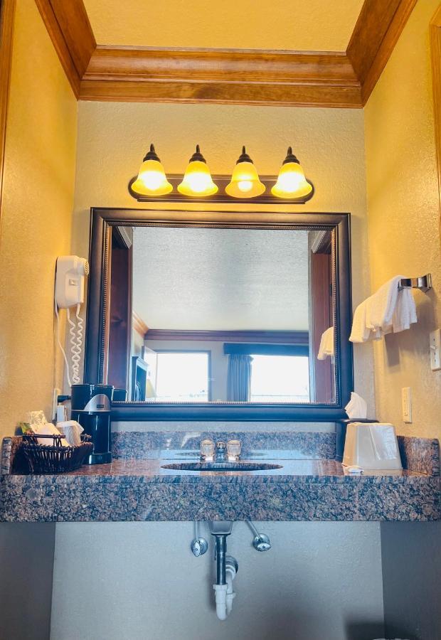 Cattle Country Hotel 2*