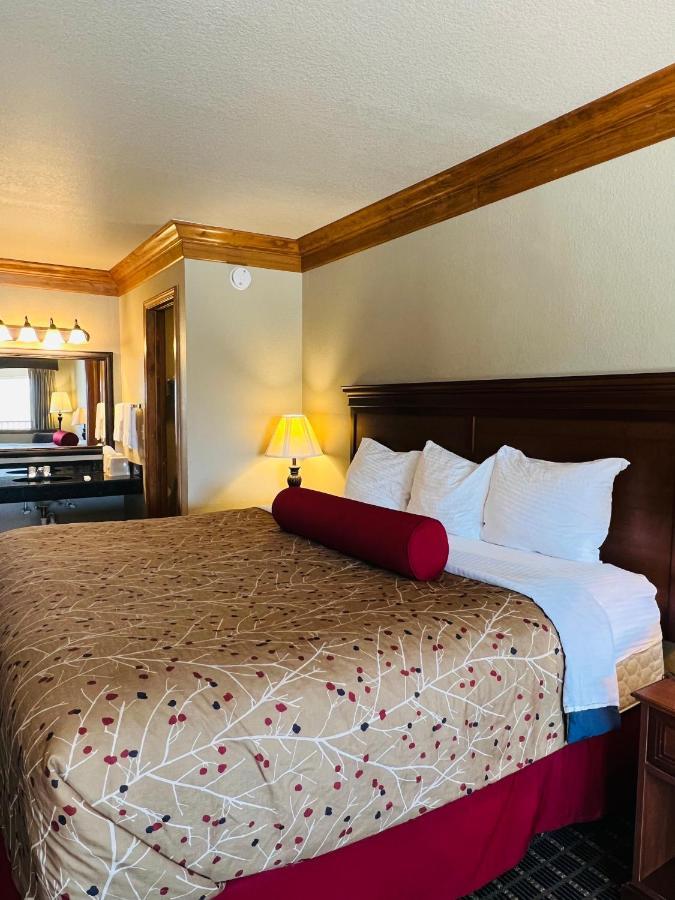 Cattle Country Hotel 2*