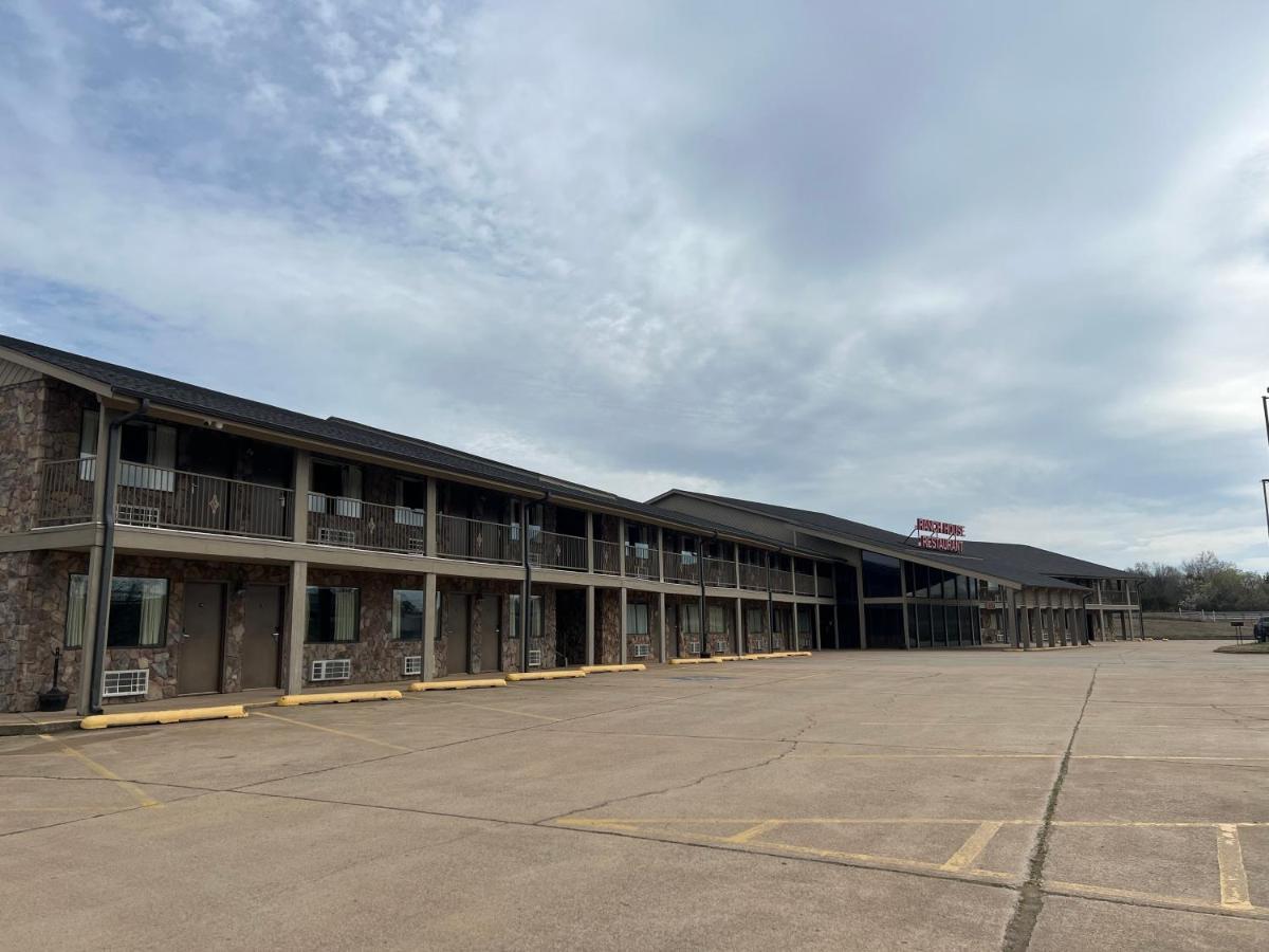 Cattle Country Hotel 2*