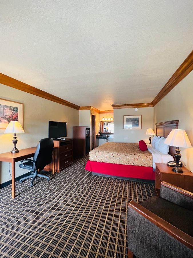 Cattle Country Hotel 2*